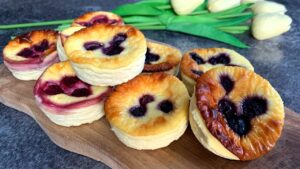 Read more about the article KETO mini serniczki z borówkami i malinami