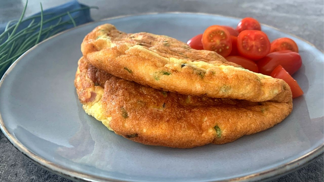 You are currently viewing PRZEPIS NA PUSZYSTY OMLET Z SZYNKĄ