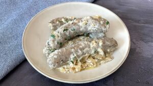 Read more about the article KETO Biała kiełbasa w sosie śmietanowo-chrzanowym