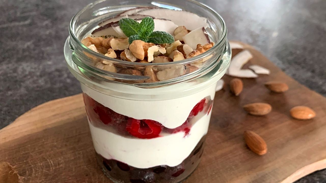 KETO deser jogurtowy z owocami i orzechami
