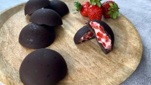 Read more about the article Jak zrobić domowe czekoladki z truskawkowym nadzieniem bez cukru | KETO