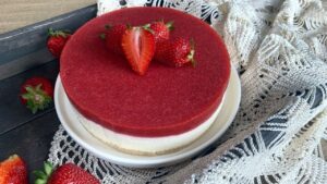 Read more about the article KETO kremowe ciasto bez pieczenia z musem owocowym