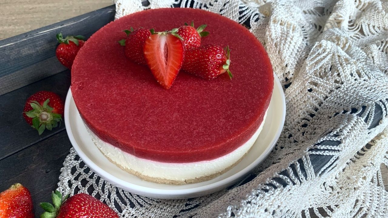 You are currently viewing KETO kremowe ciasto bez pieczenia z musem owocowym