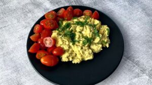 Read more about the article KETO jajecznica z pesto, czyli jak zrobić puszystą jajecznicę na śniadanie