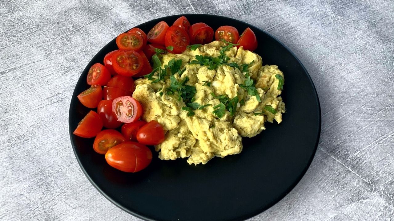 You are currently viewing KETO jajecznica z pesto, czyli jak zrobić puszystą jajecznicę na śniadanie