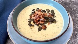 Read more about the article KETO zupa krem z cukinii i pora