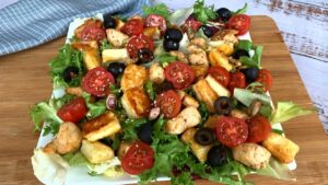 Read more about the article KETO sałatka z kurczakiem i serem halloumi