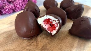 Read more about the article KETO malinowy deser z czekoladą