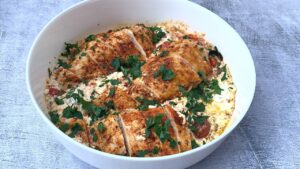 Read more about the article Przepis na soczystego kurczaka w kremowym sosie | Tak pyszny, że będziesz go robić codziennie