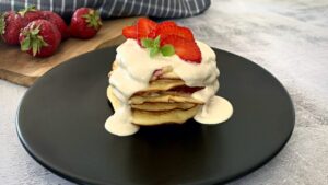 Read more about the article KETO placuszki jogurtowe z truskawkami z  cynamonowym sosem