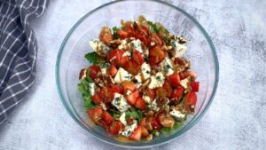 Read more about the article KETO letnia sałatka z truskawkami, rukolą i niebieskim serem