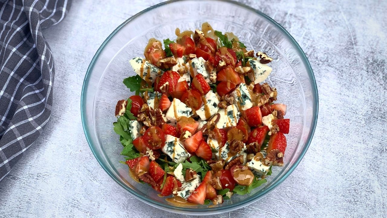 You are currently viewing KETO letnia sałatka z truskawkami, rukolą i niebieskim serem