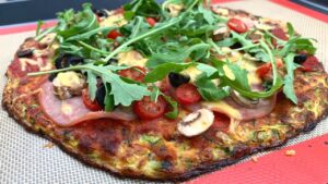 Read more about the article KETO pizza na spodzie z cukinii