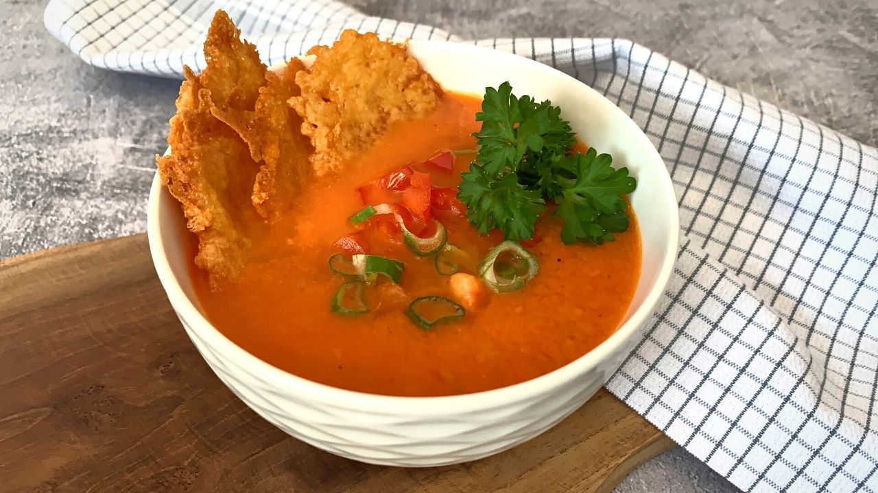 You are currently viewing KETO pomidorowy chłodnik z chrupiącymi chipsami