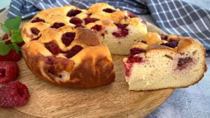 Read more about the article KETO  ciasto z truskawkami i malinami
