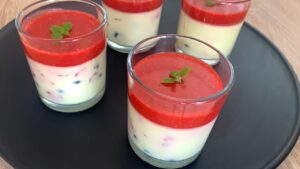 Read more about the article KETO serniczki cytrynowe z musem truskawkowym