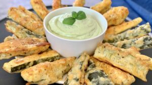 Read more about the article Pyszne frytki z cukinii z kremowym sosem jogurtowym