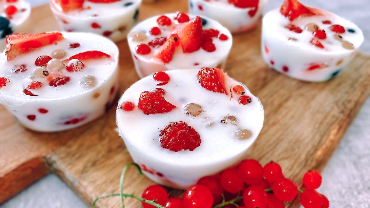 You are currently viewing KETO śmietankowa galaretka z owocami