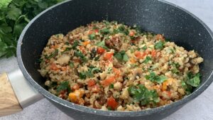 Read more about the article KETO smażony kalafior z warzywami, czyli jak zrobić risotto z kalafiora