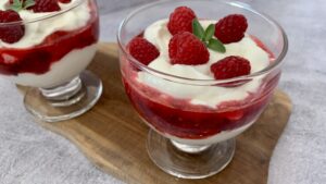 Read more about the article Deser w 5 minut! Warstwowy deser bez cukru z truskawkami i malinami