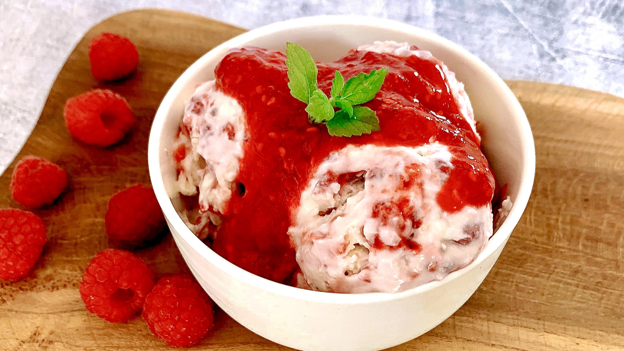 You are currently viewing Przepis na kremowe lody z ricottą i sosem malinowym