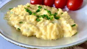 Read more about the article Przepis na idealną jajecznicę | Dodaj ten jeden składnik a będzie niesamowicie kremowa