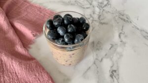 Read more about the article KETO borówkowy chia pudding