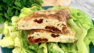 Read more about the article KETO omlet, gotowy w mniej niż 10 minut | Pomysł na pyszne i szybkie śniadanie