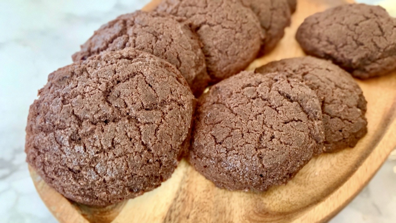 You are currently viewing Przepis na kakaowe KETO ciasteczka