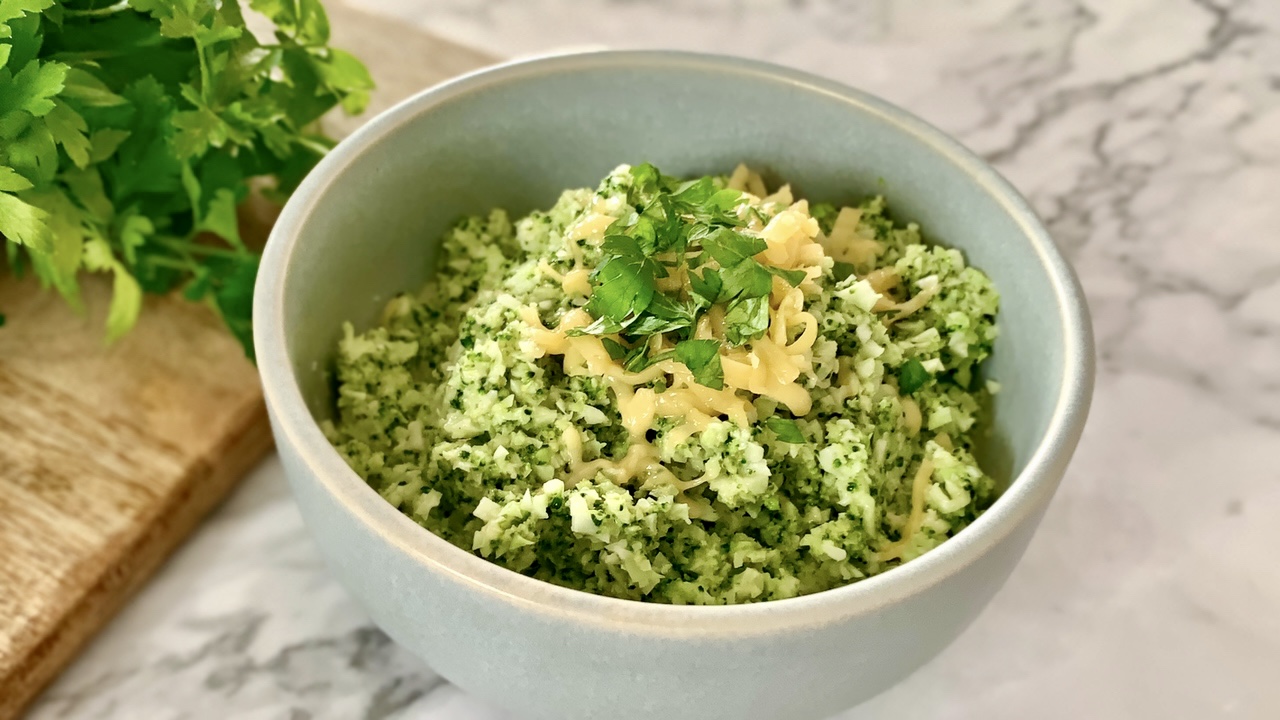 You are currently viewing Ten pyszny obiad przygotujesz w 10 minut | KETO ryż z brokuła