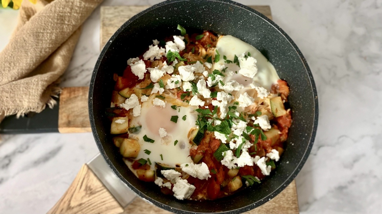 You are currently viewing Przepis na letnią SZAKSZUKĘ z cukinią i fetą