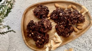 Read more about the article DOMOWE JEŻYKI ? Prosty przepis na czekoladowe KETO ciastka bez pieczenia