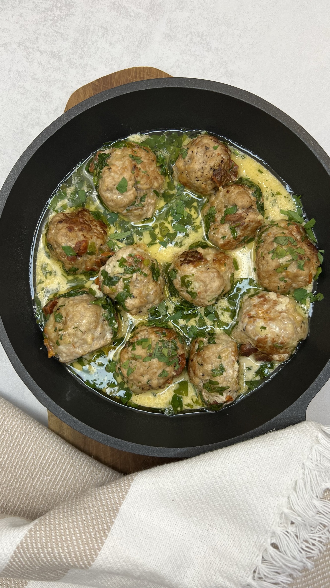 You are currently viewing Przepis na pulpety z suszonymi pomidorami w śmietanowym sosie