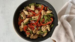 Read more about the article Przepis na kurze udka z warzywami, przygotujesz je w jednym naczyniu