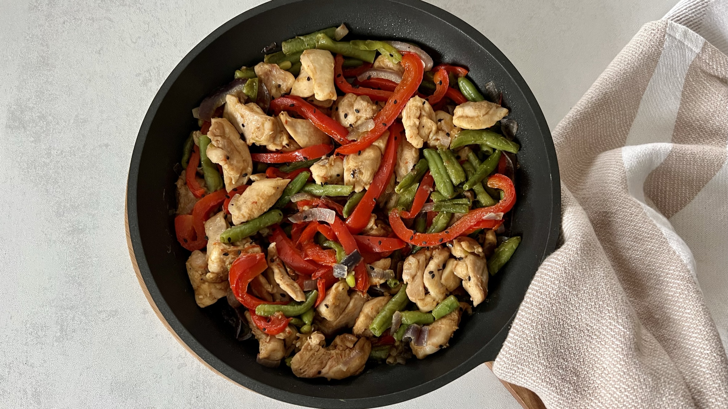 You are currently viewing Przepis na kurze udka z warzywami, przygotujesz je w jednym naczyniu