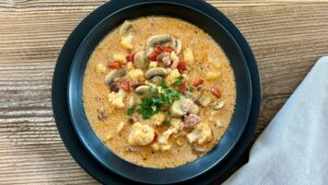 Read more about the article Rozgrzewająca zupa z boczkiem i kiełbasą. Będziesz ją robić częściej