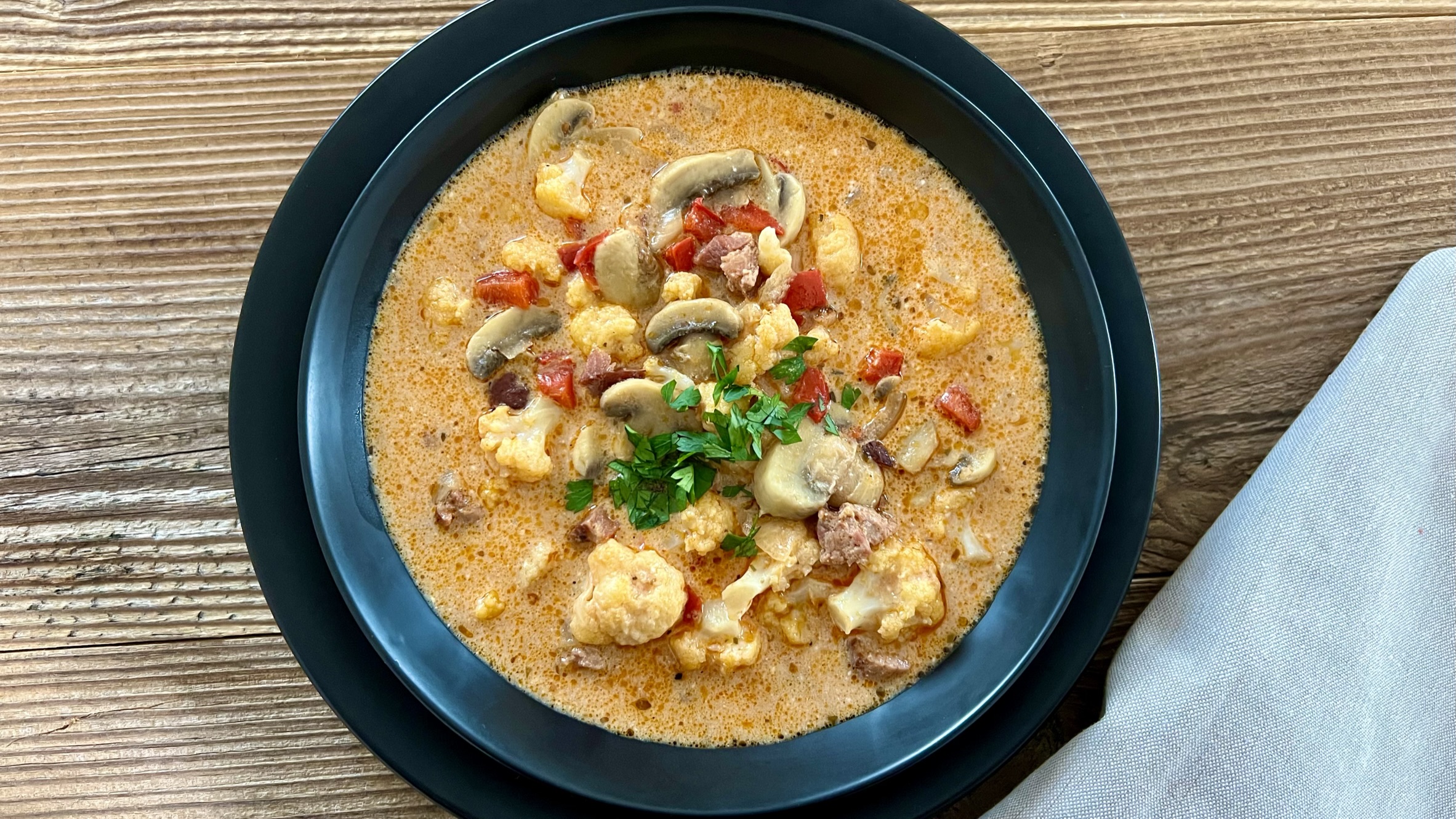 You are currently viewing Rozgrzewająca zupa z boczkiem i kiełbasą. Będziesz ją robić częściej