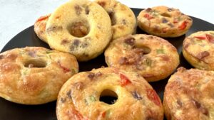 Read more about the article Poznaj przepis na szybkie wytrawne pączki, idealnie do pracy.