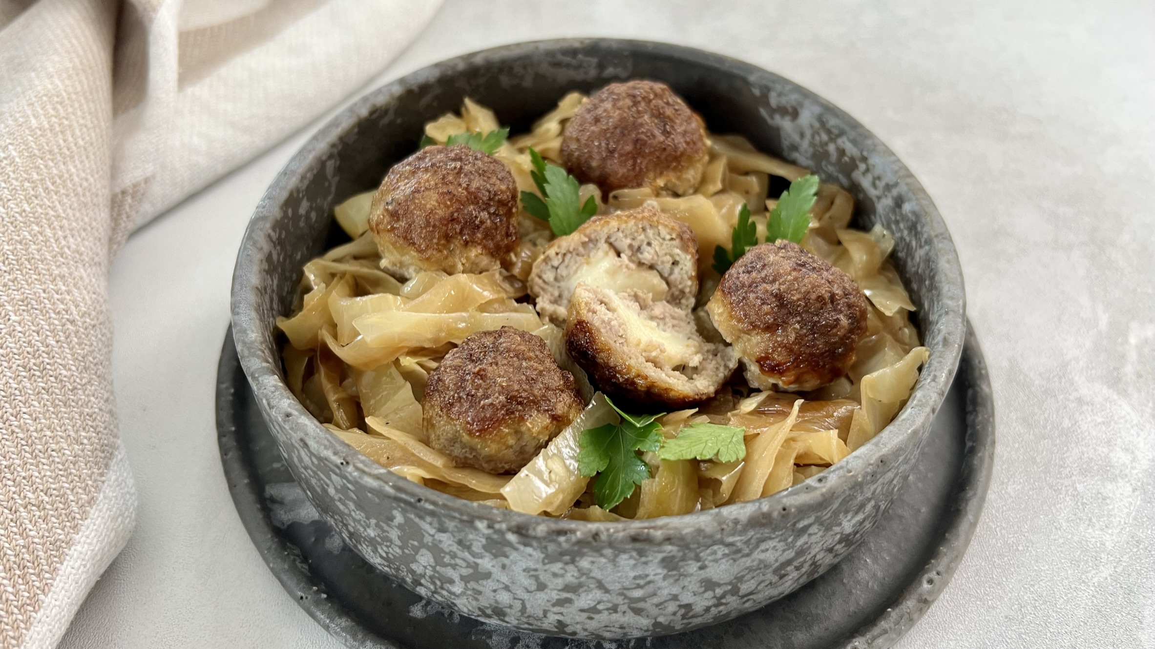 You are currently viewing Mięsne pulpety z niespodzianką podane na duszonej kapuście