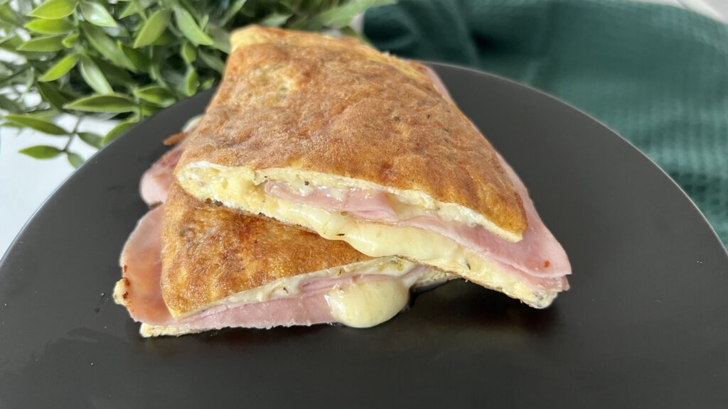 Omlet z szynką i serem