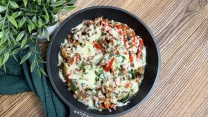 Read more about the article Prosta zapiekanka z patelni, pełna warzyw