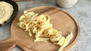 Read more about the article KETO naleśniki, które przygotujesz tylko z 2 składników. Bez mleka, mąki i ziaren