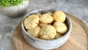 Read more about the article Pyszne kokosowe ciasteczka, czyli KETO kokosanki. Zrobisz je z 5 składników