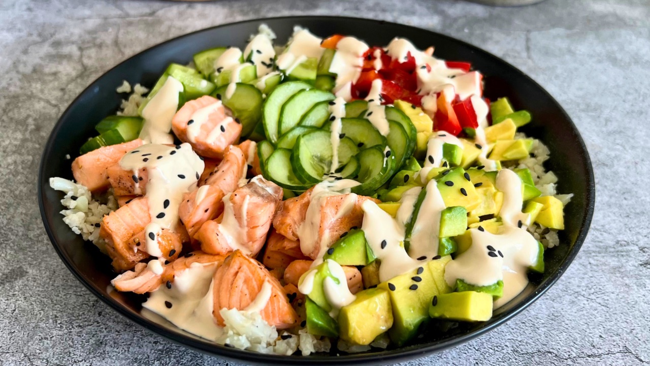 You are currently viewing KETO miseczka a’la sushi. Poznaj przepis na pyszny obiad