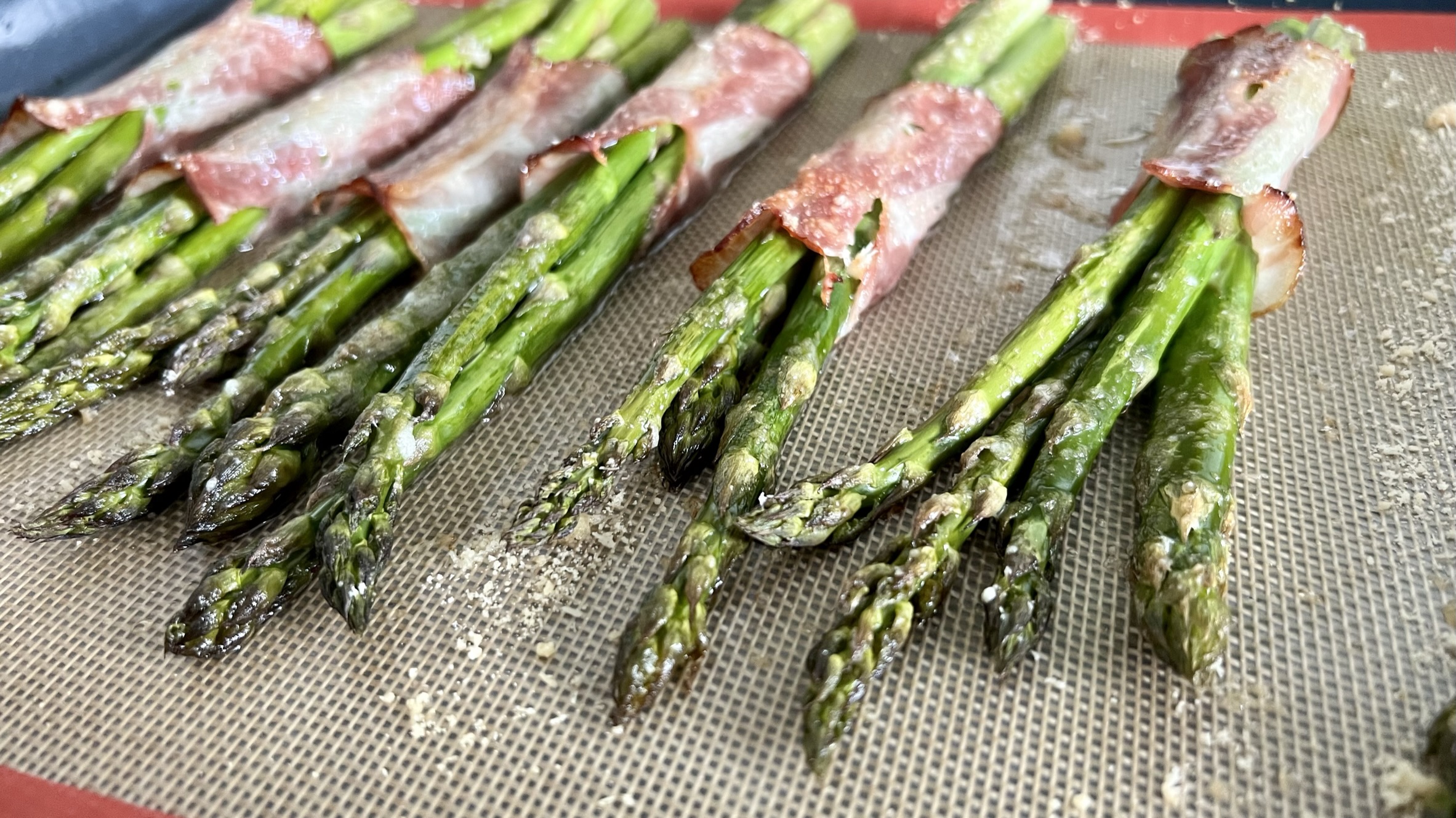 You are currently viewing Szparagi pieczone w boczku i parmezanie, czyli pomysł na pyszne i proste danie