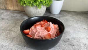 Read more about the article KETO lody truskawkowe, które przygotujesz bez cukru. Gotowe w 5 minut.