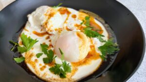 Read more about the article Jajka po turecku, czyli pyszne i zdrowe śniadanie w kilka minut
