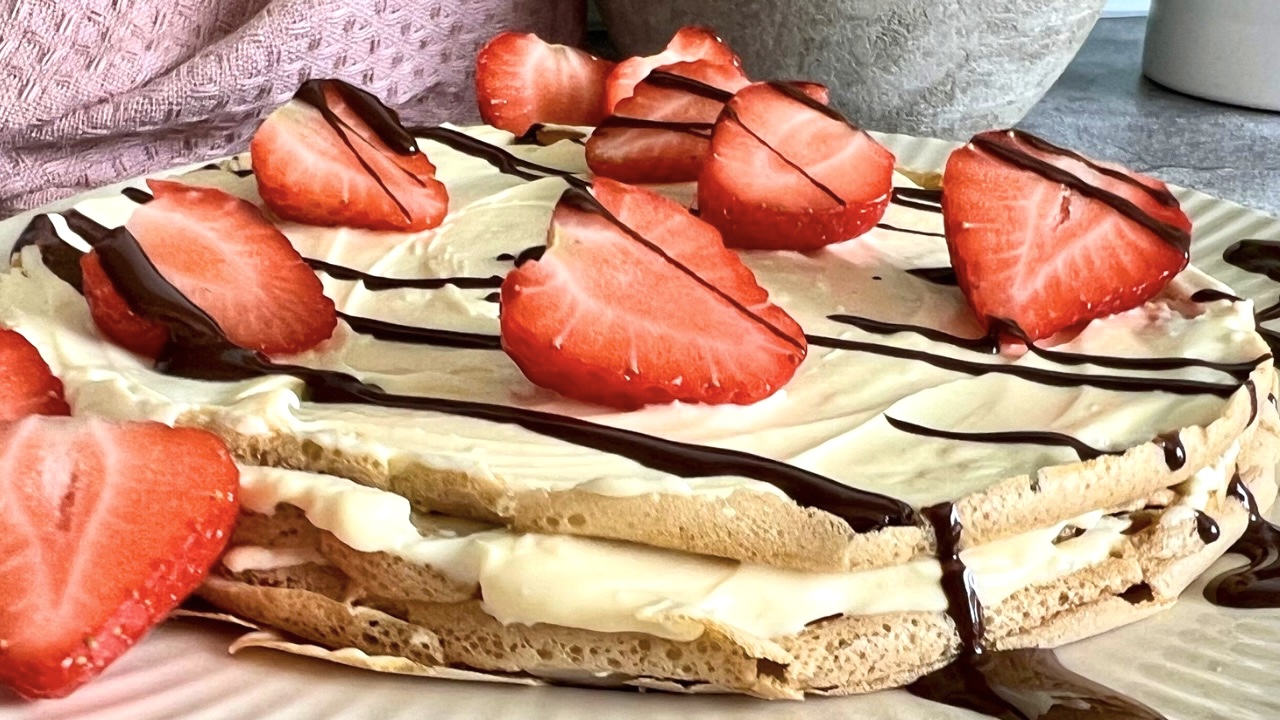 You are currently viewing Torcik tiramisu. Zobacz jak przygotować KETO naleśniki o smaku włoskiego deseru