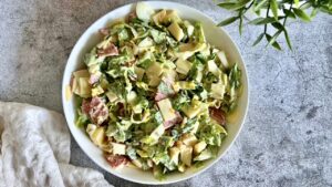 Read more about the article Szybka KETO sałatka. Zrobisz ją w 15 minut.