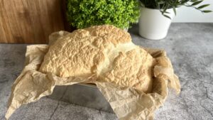 Read more about the article Przepis, który zdobywa miliony odsłon – keto chleb z serka wiejskiego. Czy warto go zrobić?